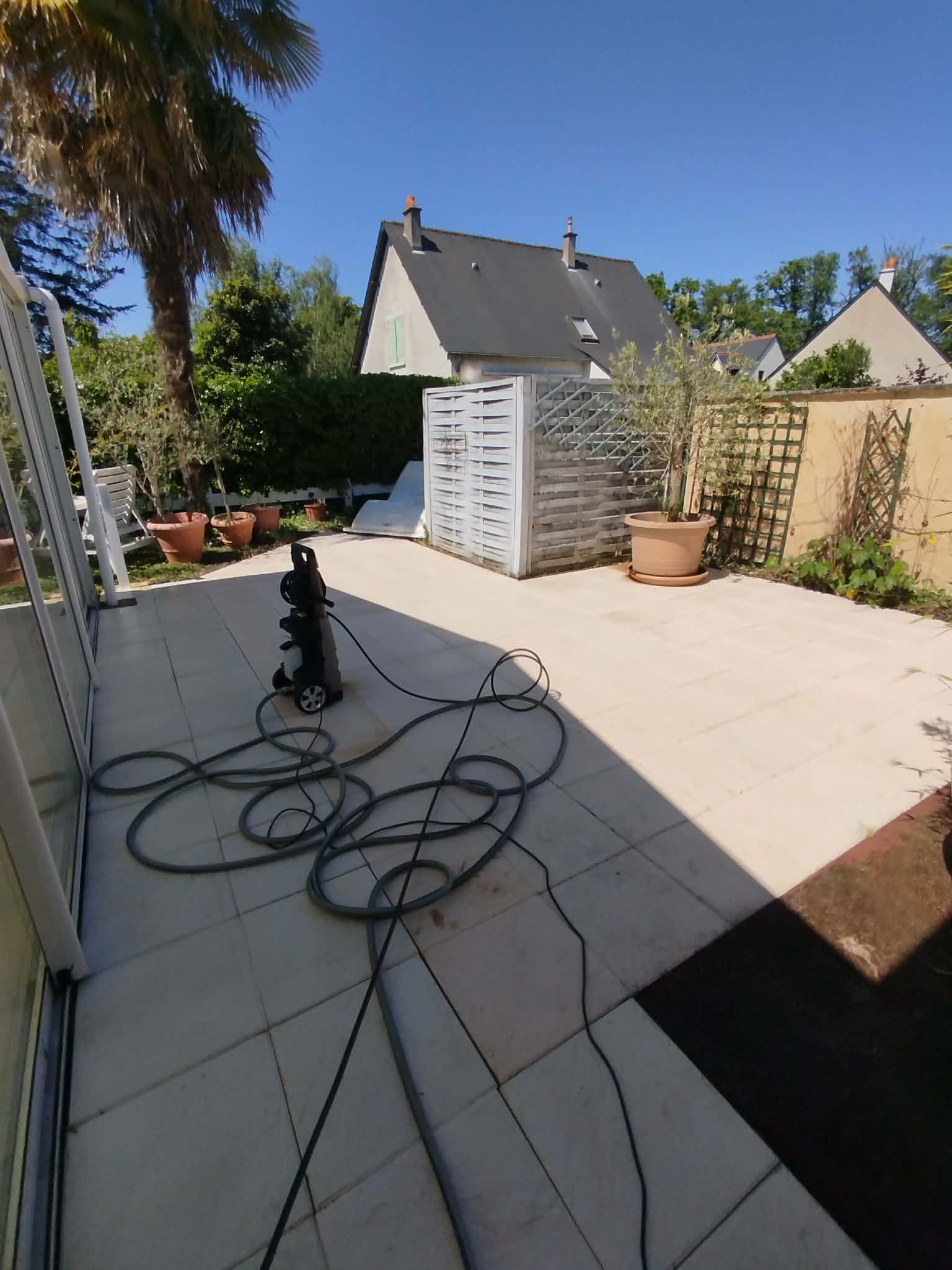 Nettoyage de terrasse au nettoyeur haute pression près de Tours