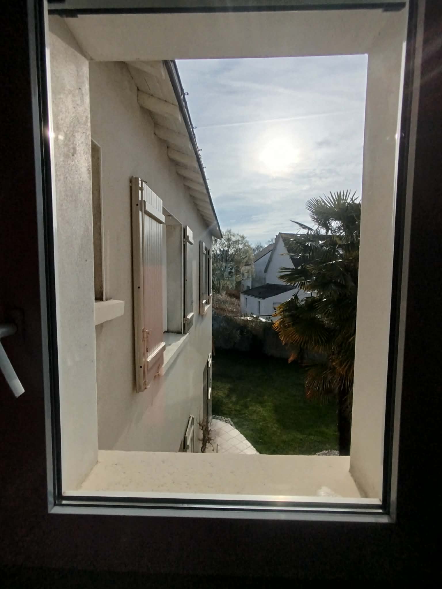 Nettoyage de vitres à la raclette professionnelle par NGS Propreté 37